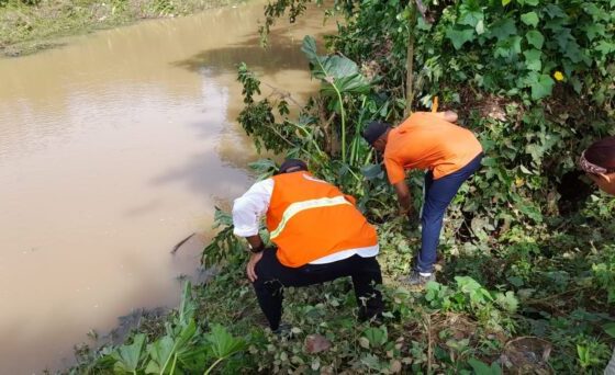 Continúa la búsqueda de un hombre arrastrado por el río La Leonora en Yamasá