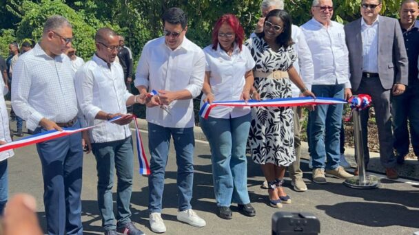 David Collado entrega obras en Arroyo Barril Santa Bárbara, Samaná