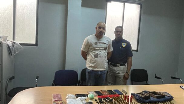 Hombre fue apresado por robar en local del PLD en Monte Plata pide ser tratado como “un príncipe”