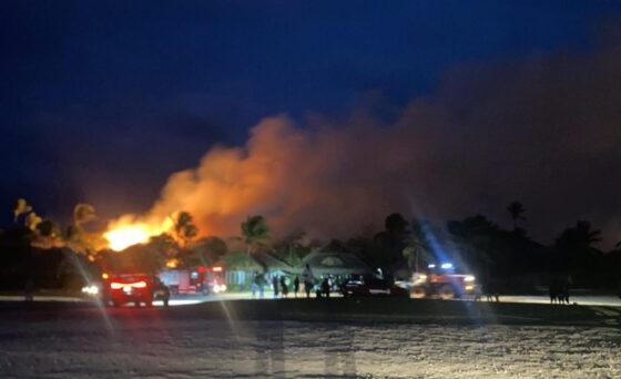 Autoridades activan operativo para sofocar voraz incendio que afecta complejo Cap Cana